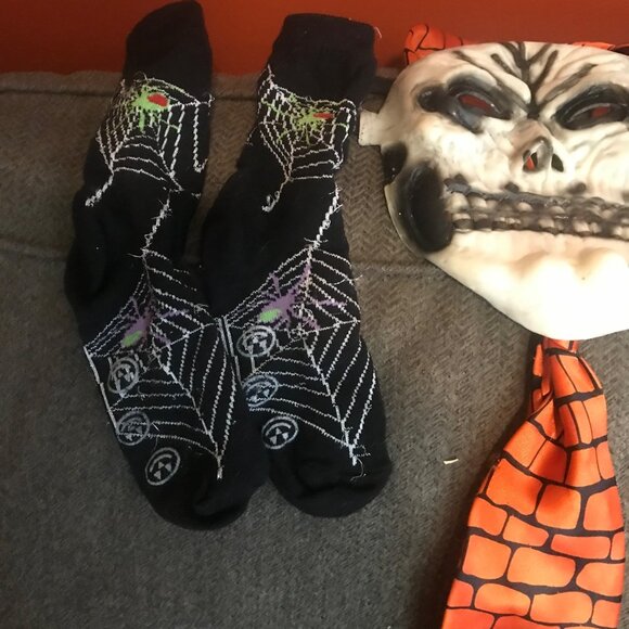 Spooky Skeleton Mask Spider Socks Halloween Tie & Gloves Set - Picture 2 of 4